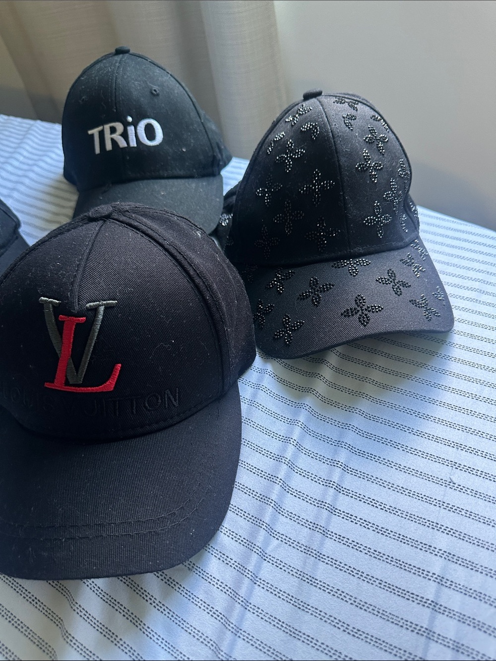 4 unisex different head with different brand include Louis Vuitton